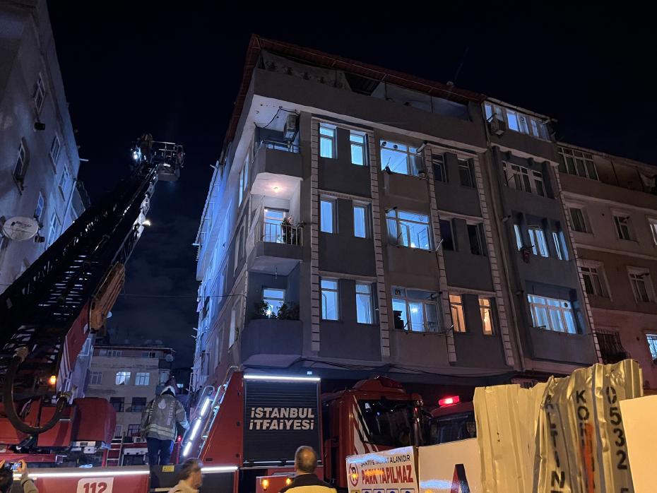 Zeytinburnu'nda Çok Katlı Binada Yangın Paniği
