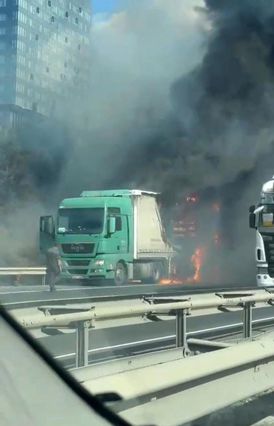 TEM Otoyolu'nda TIR Yangını Kontrol Altına Alındı ve Trafik Normale Döndü
