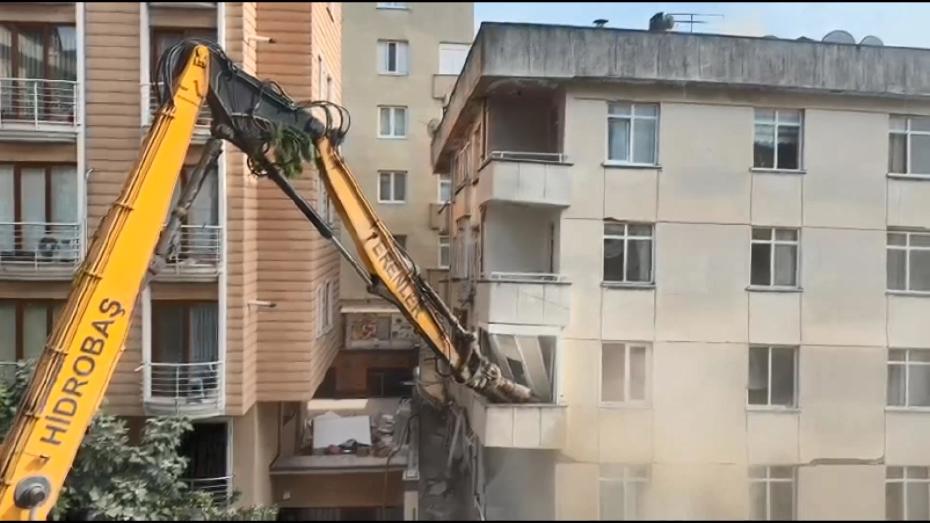 Maltepe'de Çöken Binada Güvenlik Önlemleriyle Kontrollü Yıkım Çalışmaları Devam Ediyor