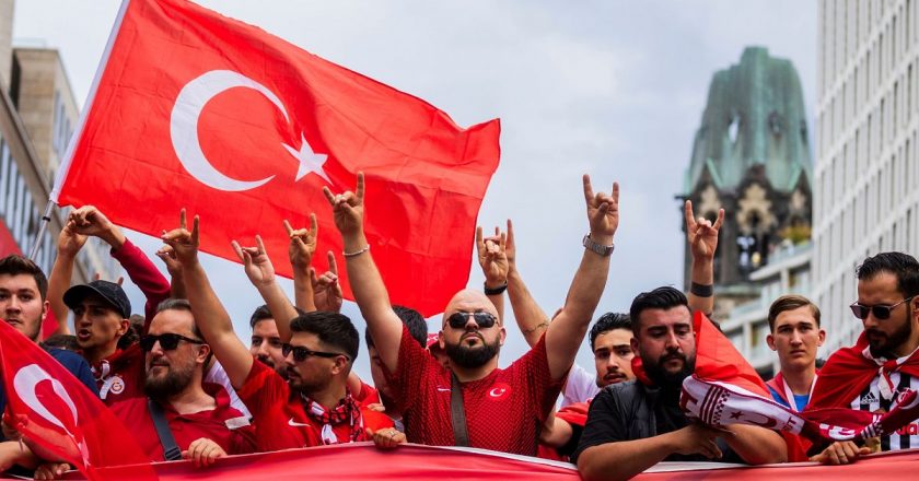 Bremen okullarında “sessiz tilki” tabelası, “boz kurdun” selamlamasına benzediği için yasaklandı.