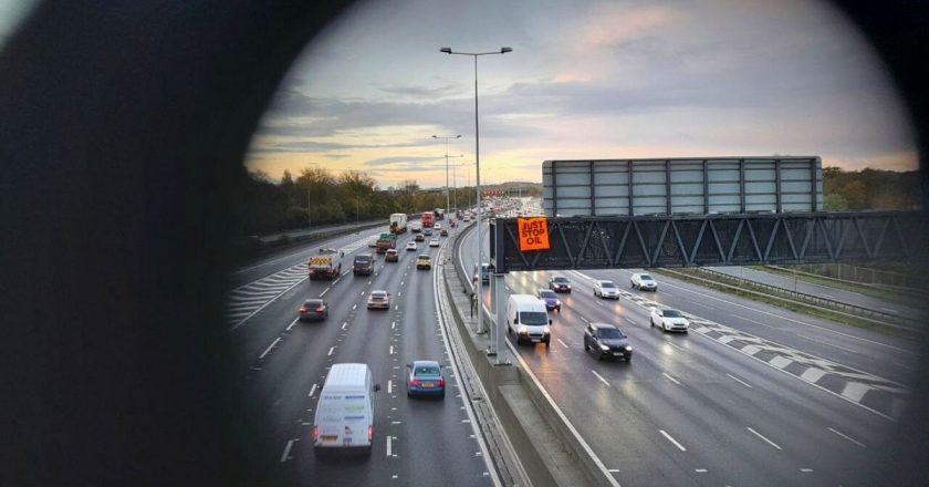 İngiltere’deki M25 protestolarına katılan çevre aktivistlerine rekor hapis cezası