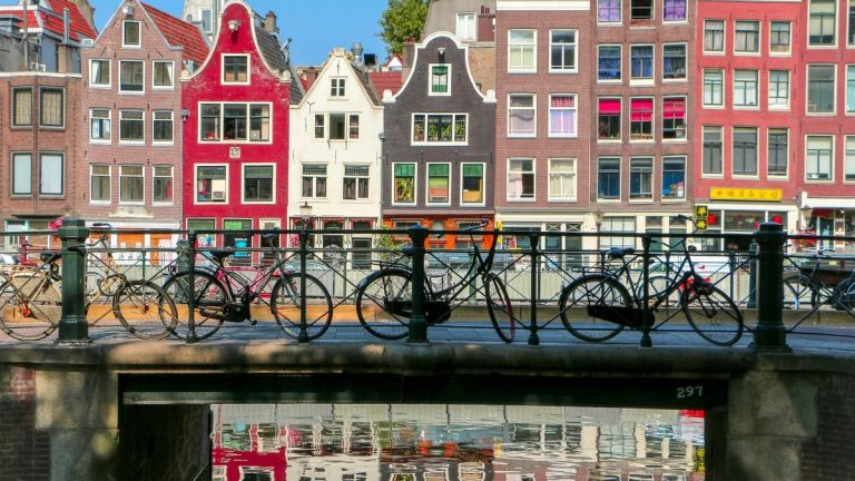 Amsterdam, aşırı turizmle mücadele etmek için yolculuk sayısını yılda 100 gemiyle sınırlandırıyor