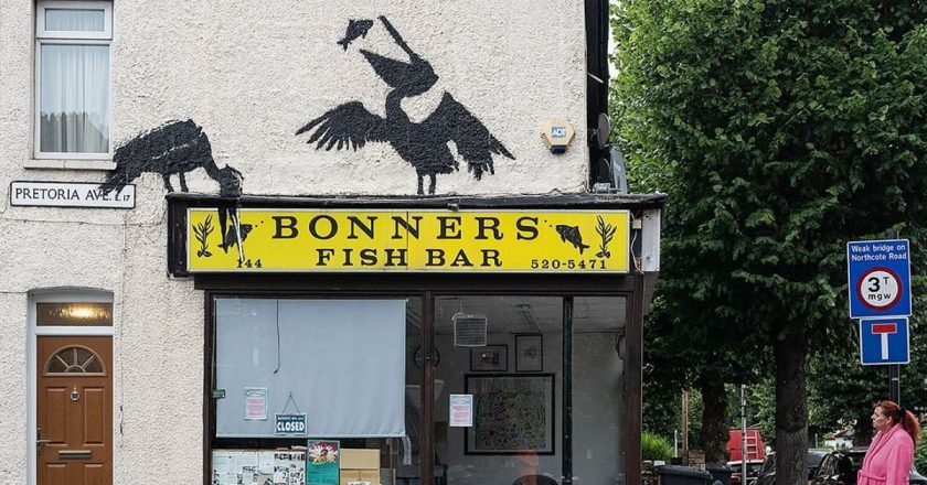 Banksy’den yeni sokak çalışması: Londra’daki restoranın üzerinde iki pelikan