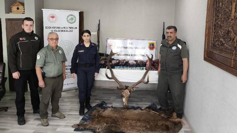 Kastamonu’da yakalanan avcıların evinde geyik eti ve bu etten yapılan sucuk ele geçirildi.