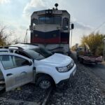 Malatya'da yük treni otomobile çarptı: 2 yaralı