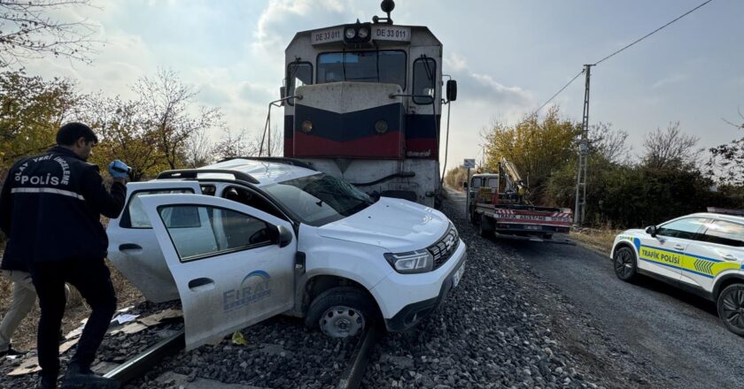 Malatya'da yük treni otomobile çarptı: 2 yaralı