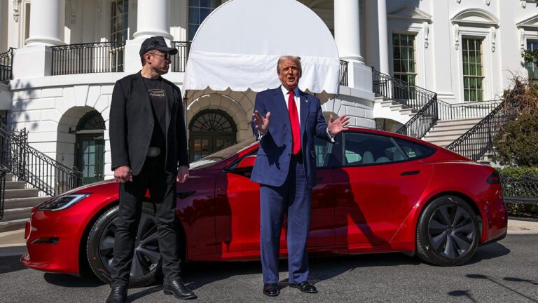 Trump, Musk’ı desteklemek için Tesla’yı aldı