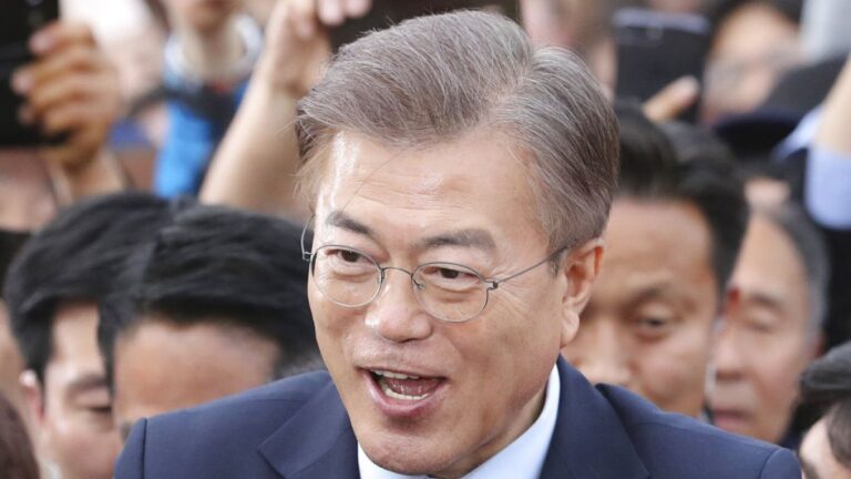 Eski Güney Kore Başkanı, yolsuzluk iddiasıyla sunuldu