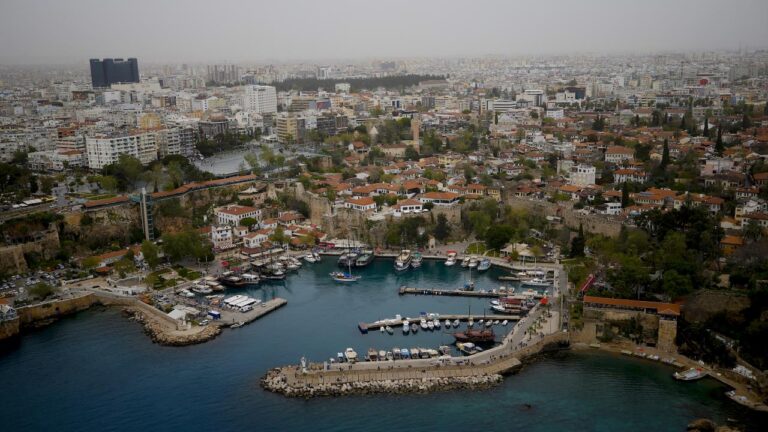 Antalya’daki 2025 turizm sezonunda yeni kayıtlar planlanıyor