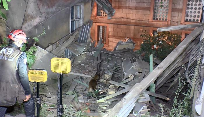İstanbul’daki depremin çökmesinden sonra hasar görmüş bina