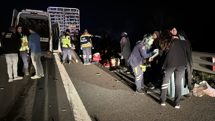 Bolu'da, tüp yüklü bir kamyonla minibüs çatışmış: 16 yaralı