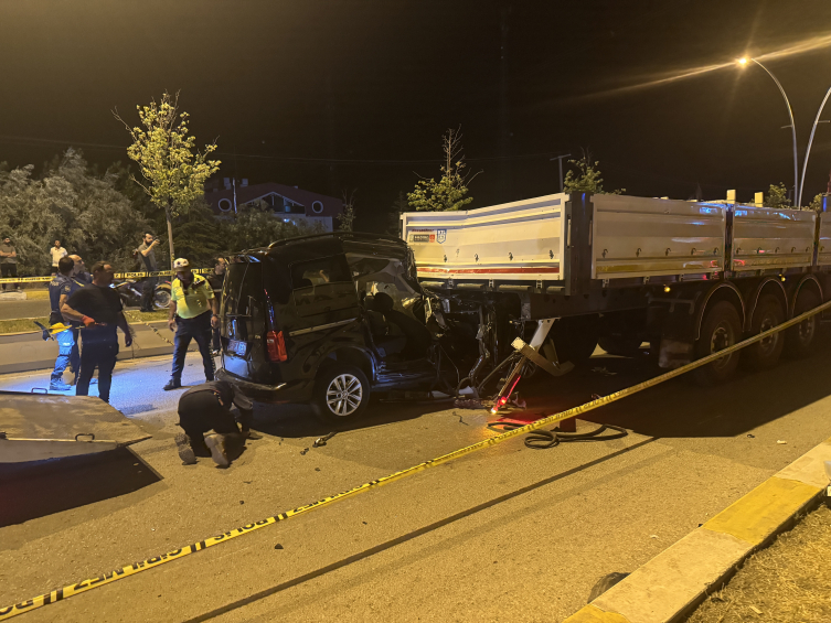Çantan'da, hafif ticari araç kamyonu arkadan vurdu: 2 ölü, 3 yaralı