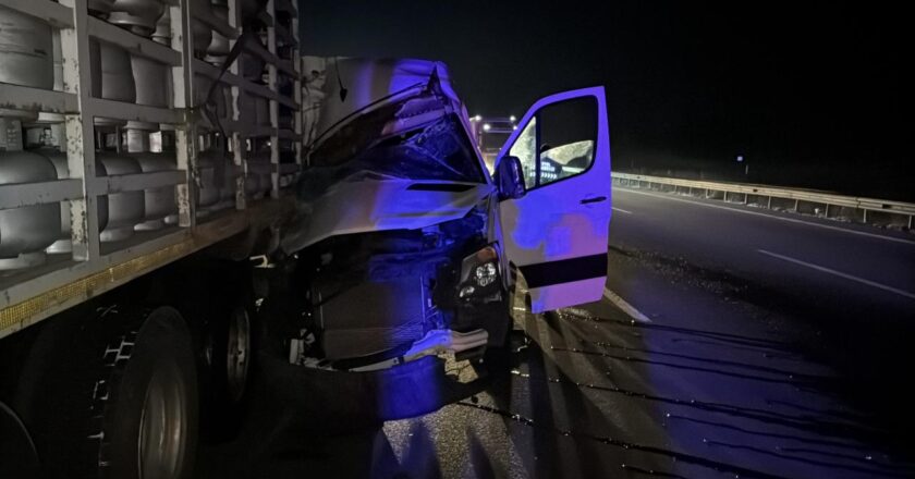 Bolu’da, tüp yüklü bir kamyonla minibüs çatışmış: 16 yaralı