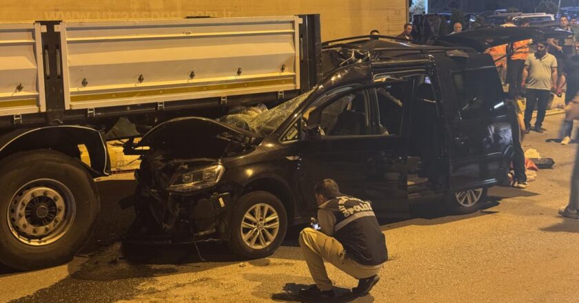 Çantan’da, hafif ticari araç kamyonu arkadan vurdu: 2 ölü, 3 yaralı