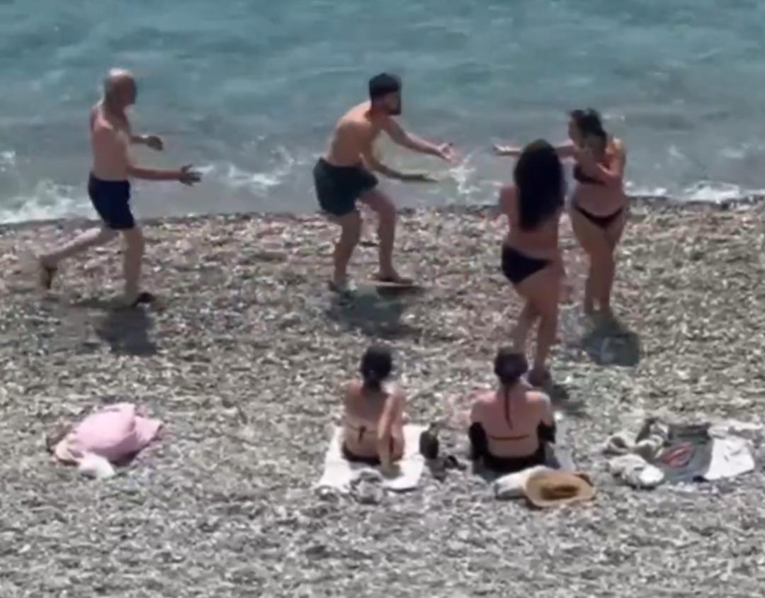 Konyalti sahilinde kan basıncı arttı! Lanetleri salladı ve kadınlara yürüdü 3