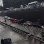 Aşağıda ödenen alt geçitlerin altında, düzinelerce araç engellendi